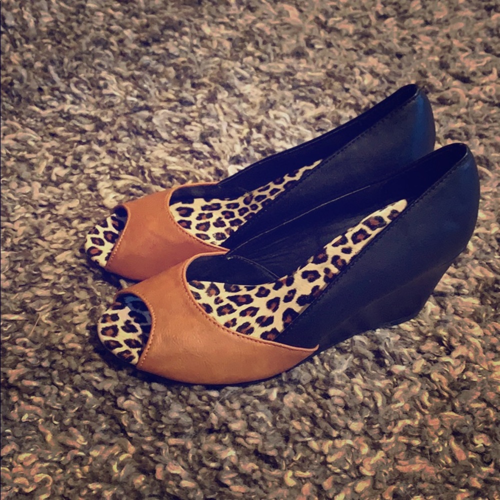 Suzy Shier Wedge Pumps